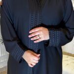 ⁦عبايه كتف مزينه بقيطان من امام و كم⁩ - الصورة ⁦4⁩