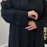 ⁦عبايه كتف مزينه بقيطان من امام و كم⁩ - الصورة ⁦2⁩