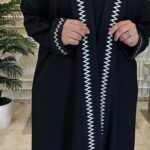 ⁦عباية كتف بتطريز على شكل سهم بخيوط مخفى بلون ابيض⁩ - الصورة ⁦2⁩