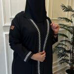 عباية كتف بتطريز على شكل سهم بخيوط مخفى بلون ابيض