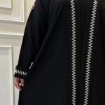 ⁦عباية كتف بتطريز على شكل سهم بخيوط مخفى بلون ابيض⁩ - الصورة ⁦5⁩