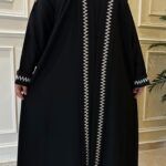 ⁦عباية كتف بتطريز على شكل سهم بخيوط مخفى بلون ابيض⁩ - الصورة ⁦3⁩