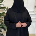 ⁦عباية كتف بتطريز خيوط على شكل سهم مخفى بلون اسود⁩ - الصورة ⁦5⁩