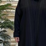 ⁦عباية كتف بتطريز خيوط على شكل سهم مخفى بلون اسود⁩ - الصورة ⁦3⁩