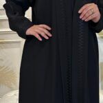 ⁦عباية كتف بتطريز خيوط على شكل سهم مخفى بلون اسود⁩ - الصورة ⁦2⁩