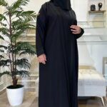 عباية كتف بتطريز خيوط على شكل سهم مخفى بلون اسود