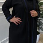 ⁦عباية كتف بتطريز خيوط مخفى بلون الكحلي⁩ - الصورة ⁦3⁩