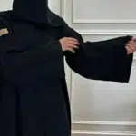 ⁦عباية كتف مطرز أسود مخفى على الاكمام⁩ - الصورة ⁦4⁩