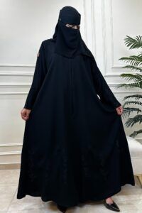 عباية كلوش بتطريز مخفي اسود من الاكمام وأسفل العباية