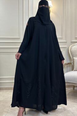 عباية كلوش بتطريز مخفي اسود من الاكمام وأسفل العباية