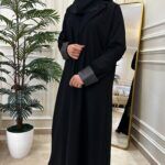 ⁦عباية بليزره ساده بكم جلد⁩ - الصورة ⁦2⁩