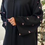 عبايه كتف بتطريز ورود صغير ملون كامل على اكمام