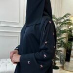 ⁦عبايه كتف بتطريز ورود صغير ملون كامل على اكمام⁩ - الصورة ⁦5⁩