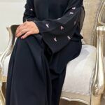 ⁦عبايه كتف بتطريز ورود صغير ملون كامل على اكمام⁩ - الصورة ⁦3⁩