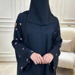 ⁦عبايه كتف بتطريز ورود صغير ملون كامل على اكمام⁩ - الصورة ⁦2⁩