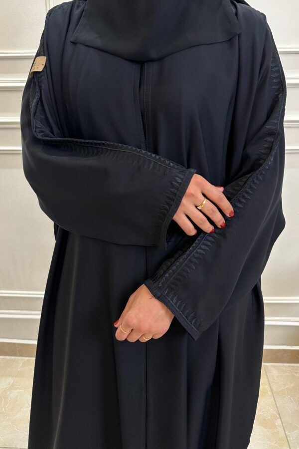 ⁦عبايه نص بشت بتطريز على اكتاف⁩ - الصورة ⁦4⁩