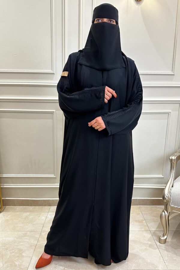 ⁦عبايه نص بشت بتطريز على اكتاف⁩ - الصورة ⁦3⁩