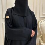⁦عبايه نص بشت بتطريز على اكتاف⁩ - الصورة ⁦2⁩