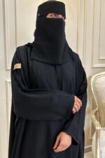 ⁦عبايه نص بشت بتطريز على اكتاف⁩ - الصورة ⁦2⁩