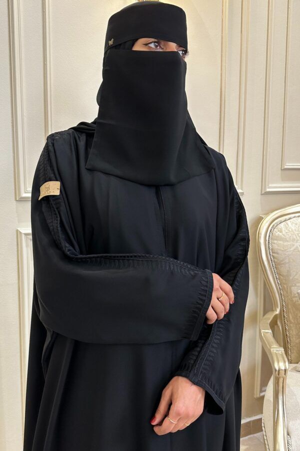 ⁦عبايه نص بشت بتطريز على اكتاف⁩ - الصورة ⁦2⁩