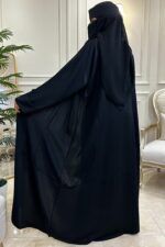 ⁦عبايه كتف مزينه بتطرير ارى اسود من امام⁩ - الصورة ⁦2⁩