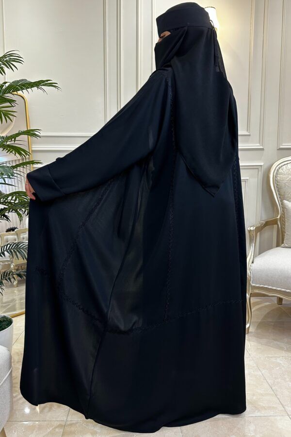 ⁦عبايه كتف مزينه بتطرير ارى اسود من امام⁩ - الصورة ⁦2⁩