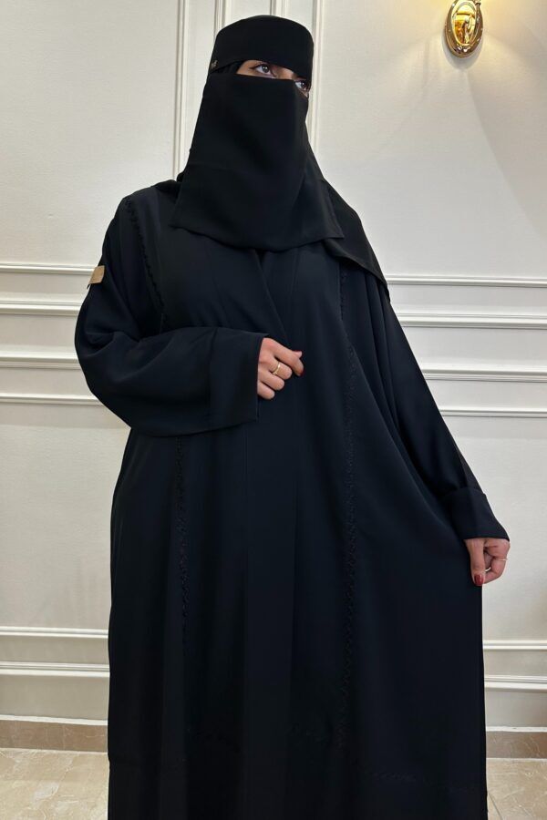 ⁦عبايه كتف مزينه بتطرير ارى اسود من امام⁩ - الصورة ⁦5⁩