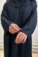 ⁦عبايه كتف بفصوص على شكل ورورد من امام⁩ - الصورة ⁦6⁩