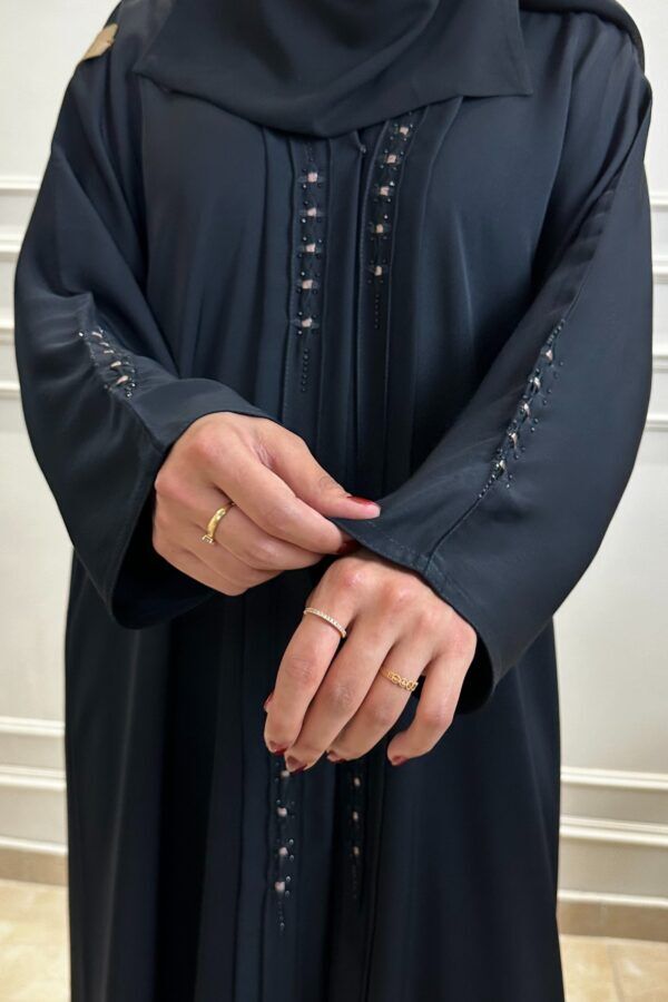 ⁦عبايه كتف بفصوص على شكل ورورد من امام⁩ - الصورة ⁦6⁩