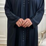 ⁦عبايه كتف بفصوص على شكل ورورد من امام⁩ - الصورة ⁦5⁩