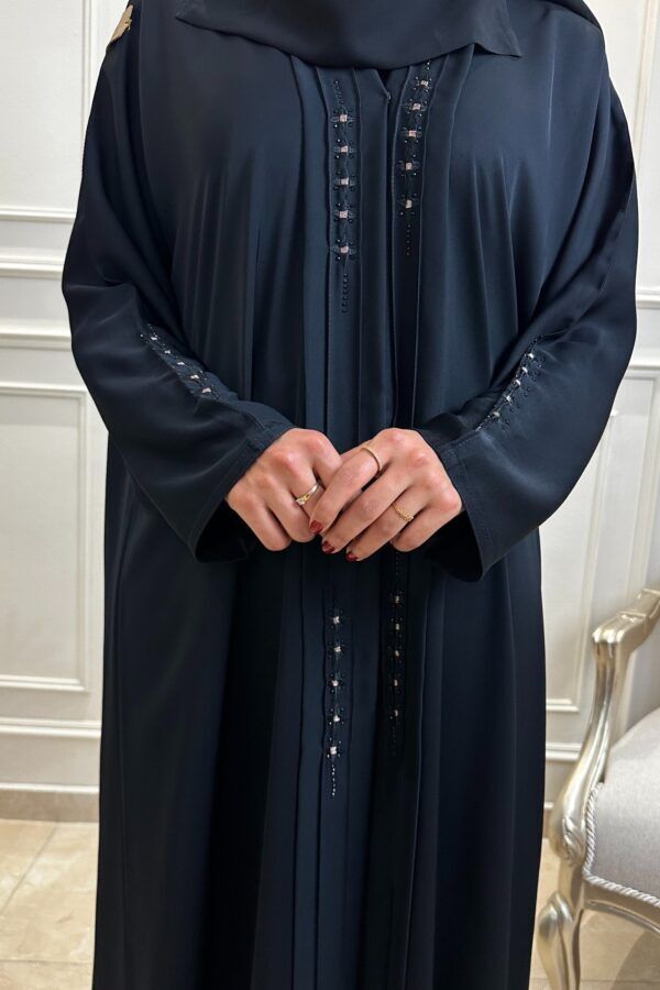 ⁦عبايه كتف بفصوص على شكل ورورد من امام⁩ - الصورة ⁦5⁩