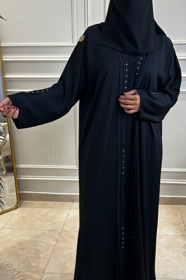 ⁦عبايه كتف بفصوص على شكل ورورد من امام⁩ - الصورة ⁦2⁩