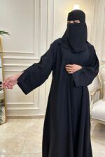 ⁦عبايه كتف بتطريز اسود على اكمام على شكل ورق شجر⁩ - الصورة ⁦6⁩