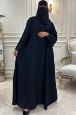 ⁦عبايه كتف بتطريز اسود على اكمام على شكل ورق شجر⁩ - الصورة ⁦5⁩