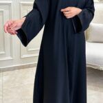 ⁦عبايه كتف بتطريز اسود على اكمام على شكل ورق شجر⁩ - الصورة ⁦4⁩