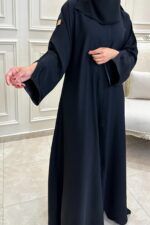 ⁦عبايه كتف بتطريز اسود على اكمام على شكل ورق شجر⁩ - الصورة ⁦4⁩