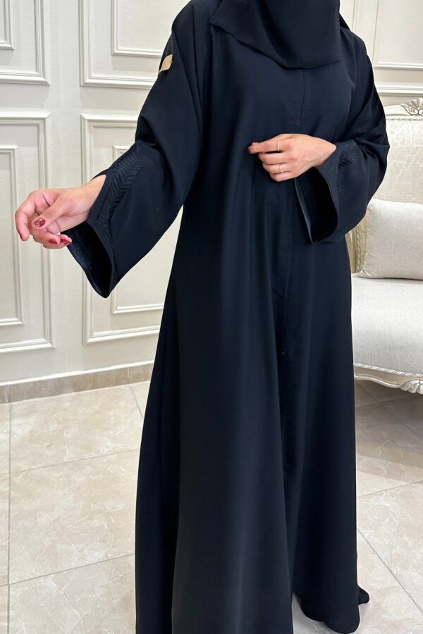 ⁦عبايه كتف بتطريز اسود على اكمام على شكل ورق شجر⁩ - الصورة ⁦4⁩