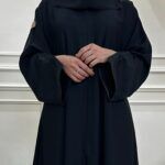 عبايه كتف بتطريز اسود على اكمام على شكل ورق شجر