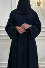 عبايه كتف بتطريز اسود على اكمام على شكل ورق شجر