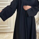 ⁦عبايه كتف بتطريز اسود على اكمام على شكل ورق شجر⁩ - الصورة ⁦2⁩