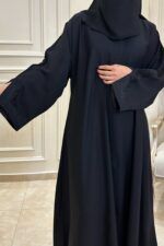 ⁦عبايه كتف بتطريز اسود على اكمام على شكل ورق شجر⁩ - الصورة ⁦2⁩