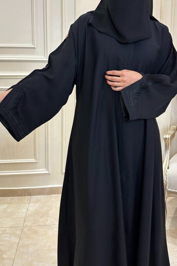 ⁦عبايه كتف بتطريز اسود على اكمام على شكل ورق شجر⁩ - الصورة ⁦2⁩