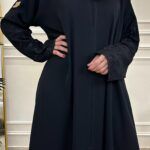 عبايه كتف بتطريز اسود على اكمام كامل