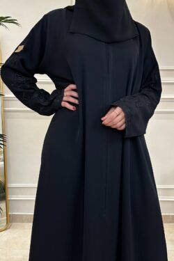 عبايه كتف بتطريز اسود على اكمام كامل