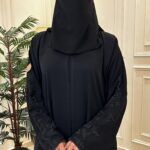 عبايه كتف بتطريز اسود