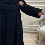 ⁦عبايه كتف بتطريز اسود على اكمام كامل⁩ - الصورة ⁦3⁩