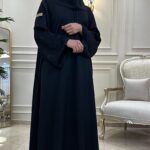 ⁦عباية كتف بكم مفصول بتطريز اسود على كم⁩ - الصورة ⁦6⁩