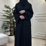 ⁦عباية كتف بكم مفصول بتطريز اسود على كم⁩ - الصورة ⁦4⁩