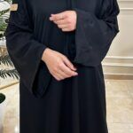 عباية كتف بكم مفصول بتطريز اسود على كم