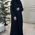 ⁦عبايه كلوش بتطريز كحلى مخفي من كم واسفل العبايه⁩ - الصورة ⁦6⁩